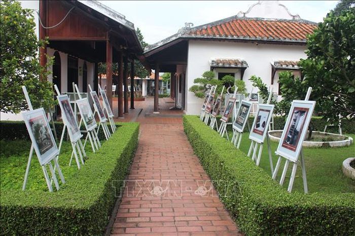 Triển lãm ảnh được tổ chức trong không gian mở tạo điều kiện cho du khách tham quan “Chủ tịch Hồ Chí Minh với hành trình thực hiện khát vọng độc lập, tự do cho dân tộc”. Ảnh: Hồng Hiếu/TTXVN