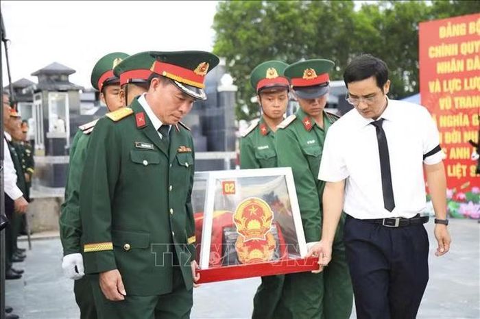 Đưa hài cốt các liệt sĩ về nơi an nghỉ cuối cùng. Ảnh: TTXVN phát
