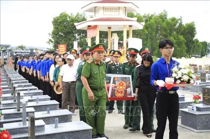 Đưa hài cốt các liệt sĩ về nơi an nghỉ cuối cùng. Ảnh: TTXVN phát
