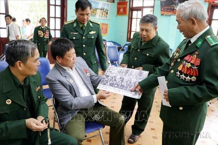 Các cựu chiến binh Biên phòng Lai Châu cùng nhau ôn lại những kỷ niệm về cuộc chiến đấu bảo vệ biên giới phía Bắc năm xưa. Ảnh: Công Tuyên/TTXVN
