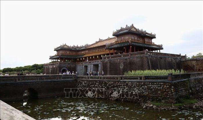 Đại Nội Huế thu hút khách du lịch trong dịp lễ. Ảnh: Văn Dũng/TTXVN