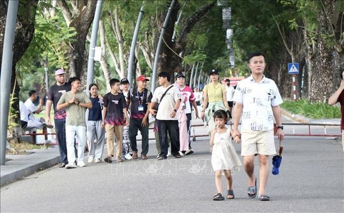 Du khách thăm quan Đại Nội Huế. Ảnh: Văn Dũng/TTXVN