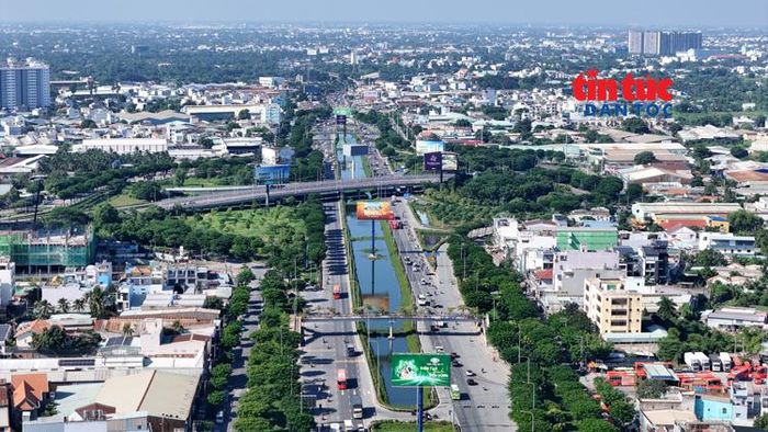 Tuyến đường Lê Khả Phiêu hiện hữu kết nối các tỉnh miền Tây thường xuyên quá tải, ùn tắc.