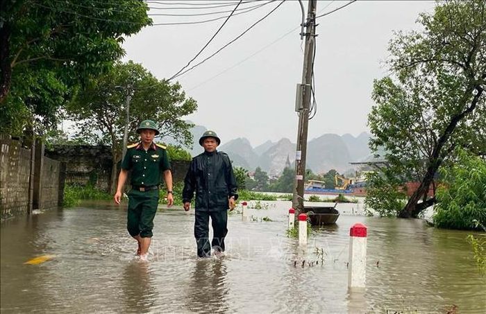 Ban Chỉ huy Quân sự phường Châu Sơn (Ninh Bình) kiểm tra khu vực ngập trong phường. Ảnh: Đại Nghĩa/TTXVN