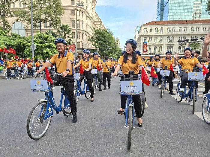Ông Nguyễn Mạnh Cường, Phó Chủ tịch UBND TP Hồ Chí Minh (hàng đầu, bên trái) cùng các đại biểu và người dân cùng xuất phát tại Công trường Lam Sơn sáng 30/8.