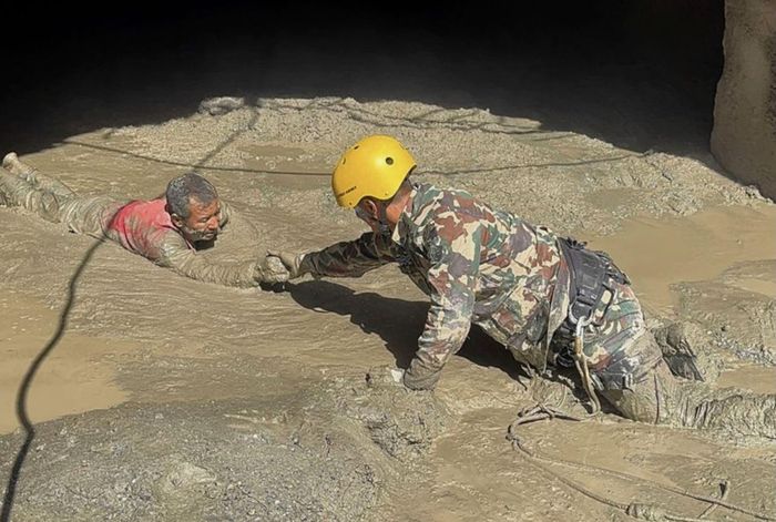 Binh sĩ Nepal giải cứu một người sống sót khỏi đường hầm của một dự án thủy điện tại huyện Rasuwa, Nepal. Ảnh: Quân đội Nepal