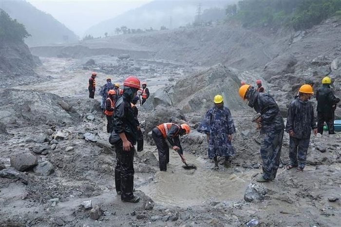 Lực lượng cứu hộ tìm kiếm nạn nhân tại hiện trường lũ quét ở Rasuwa, Nepal ngày 29/8/2026. Ảnh: ANI/TTXVN phát