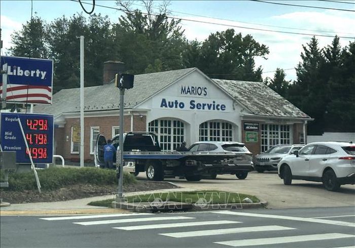 Ô tô chờ tiếp nhiên liệu tại một cây xăng ở bang Maryland (Mỹ) ngày 29/8/2026.
