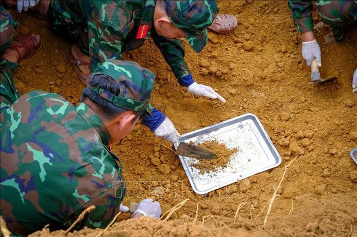 Cán bộ, chiến sĩ Đội K71, Bộ Chỉ huy Quân sự tỉnh Tây Ninh tiến hành đào tìm, quy tập hài cốt liệt sĩ tại khu vực được xác định có thông tin về mộ liệt sĩ.