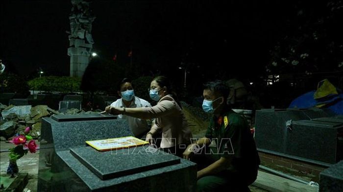 Các thành viên tổ công tác tranh thủ làm việc ban đêm, thực hiện lấy mẫu sinh phẩm tại Nghĩa trang Liệt sĩ Bến Lức.