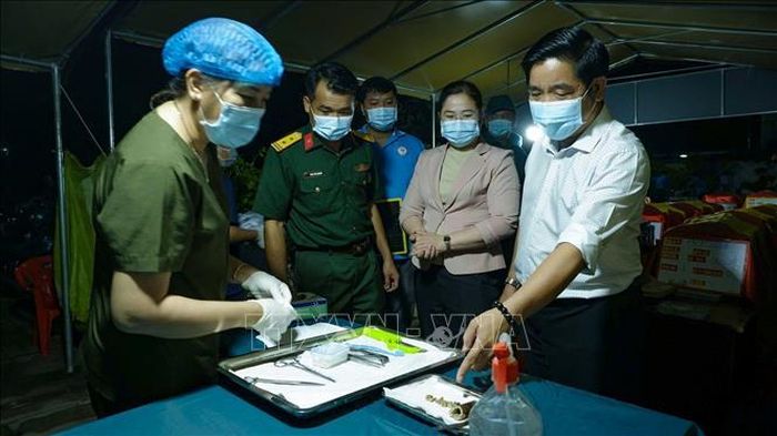 Dù đêm xuống, cán bộ, chiến sĩ và lực lượng chuyên môn vẫn khẩn trương thực hiện công tác lấy mẫu sinh phẩm hài cốt liệt sĩ tại Nghĩa trang Liệt sĩ Bến Lức.
