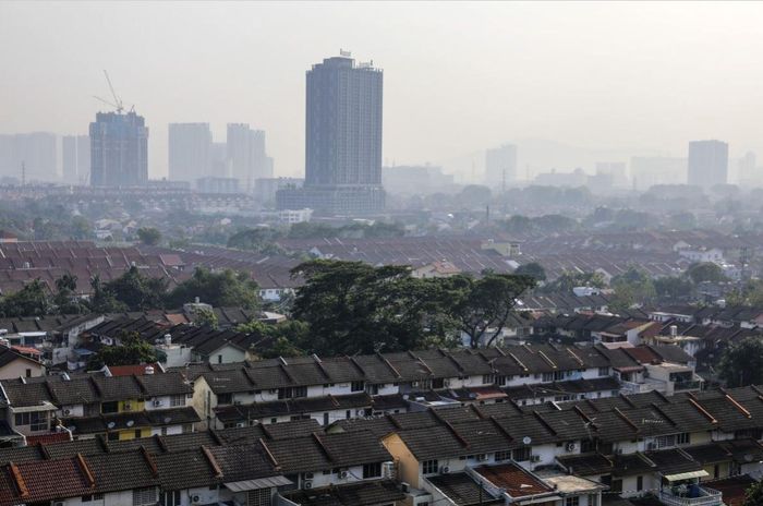 Một khu đông dân cư bị khói mù bủa vây tại Kuala Lumpur, Malaysia. Ảnh: EPA-EFE