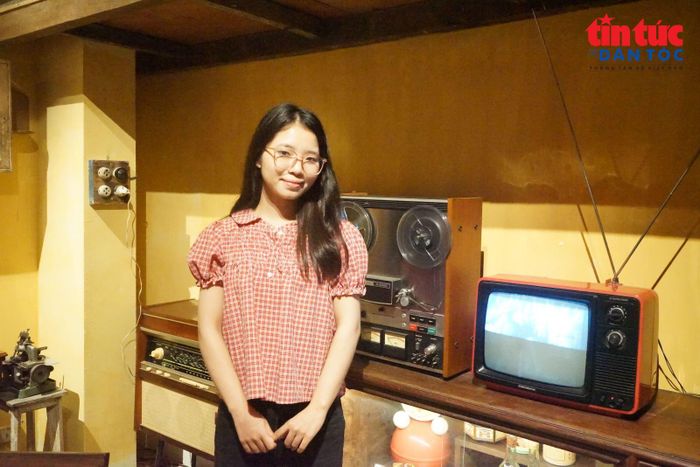 Bạn trẻ Phạm Phương Linh hào hứng trải nghiệm, check-in tại không gian văn hóa hoài niệm.