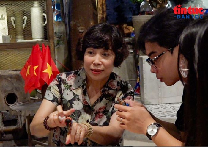 Trải nghiệm chế tác dép lốp từ lốp xe cũ, tìm hiểu về sự sáng tạo, khả năng thích ứng của cha ông trong những năm tháng gian khó.