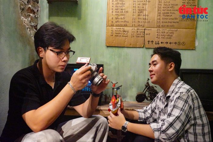 Các bạn trẻ tò mò về nhiều hiện vật được sắp đặt trong không gian văn hoá.