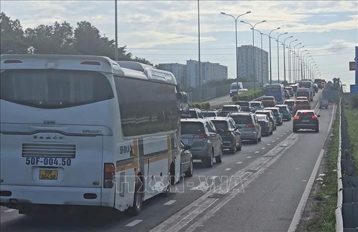 Các phương tiện nối đuôi nhau đoạn từ nút giao An Phú vào đường dẫn lên cao tốc TP Hồ Chí Minh - Long Thành sáng 30/8 ngày nghỉ lễ thứ hai kỳ nghỉ Quốc khánh 2/9.