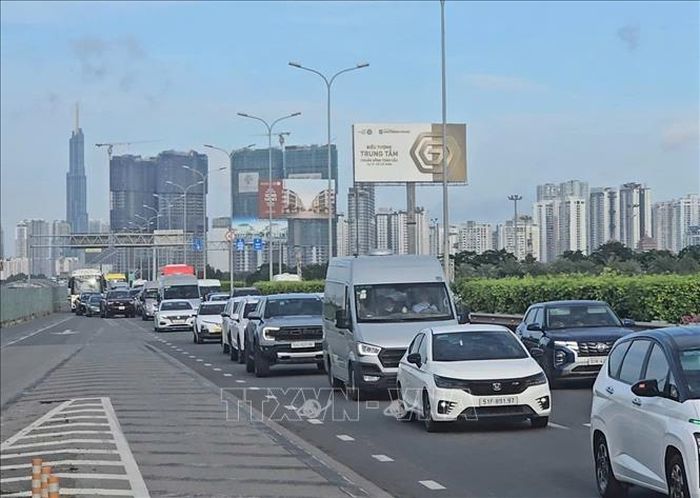 Các phương tiện nối đuôi nhau đoạn từ nút giao An Phú vào đường dẫn lên cao tốc TP Hồ Chí Minh - Long Thành sáng 30/8 ngày nghỉ lễ thứ hai kỳ nghỉ Quốc khánh 2/9.