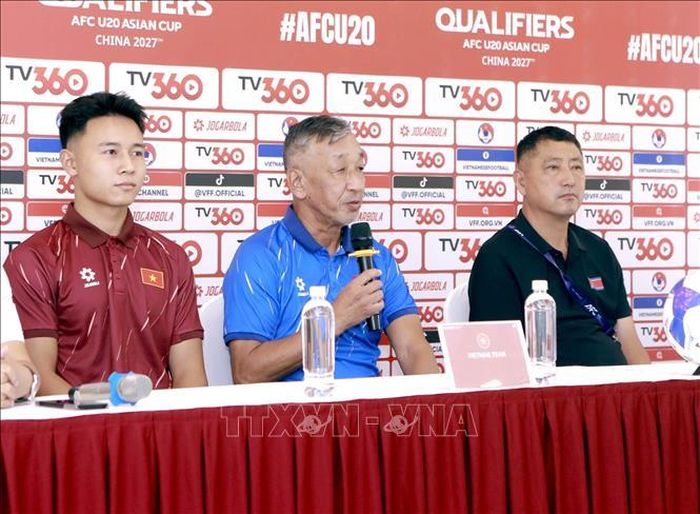 Huấn luyện viên trưởng U20 Việt Nam Yutaka Ikeuchi trả lời câu hỏi của phóng viên tại cuộc họp báo.