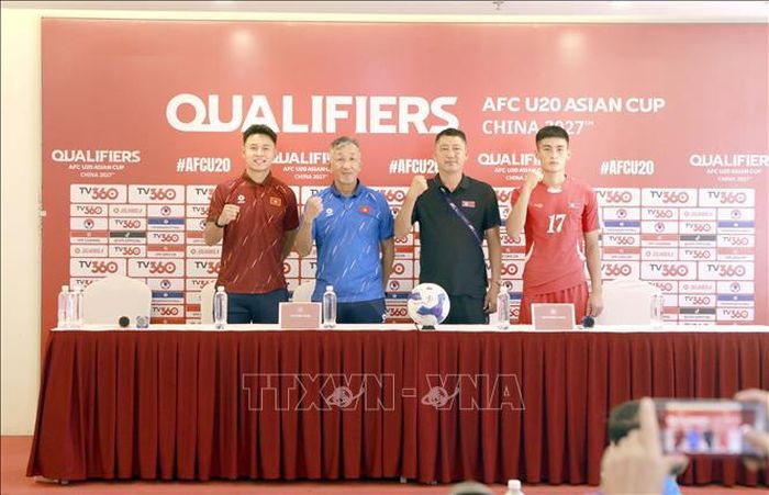 Huấn luyện viên và cầu thủ U20 Việt Nam, U20 Triều Tiên thể hiện quyết tâm trước trận ra quân tại Vòng loại Giải bóng đá U20 châu Á 2027.