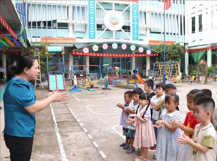 Giáo viên Trường Mầm non Măng Non (phường Long Châu, tỉnh Vĩnh Long) hướng dẫn học sinh các bước rửa tay trong ngày đầu đến làm quen với lớp học.