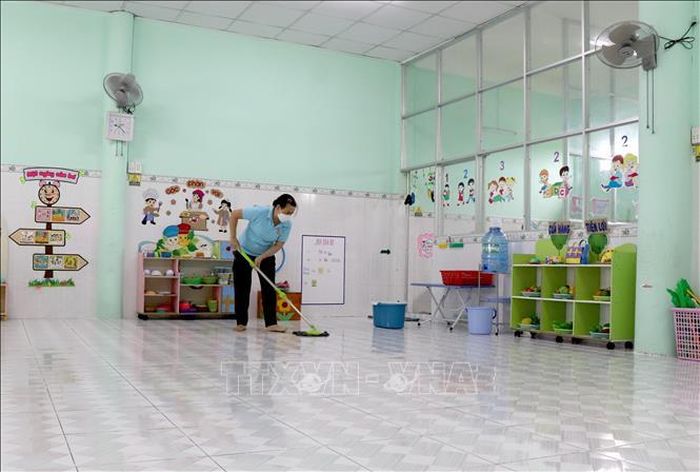 Giáo viên Trường Mầm non Măng Non, phường Long Châu, tỉnh Vĩnh Long vệ sinh phòng học chuẩn bị đón trẻ đến trường.