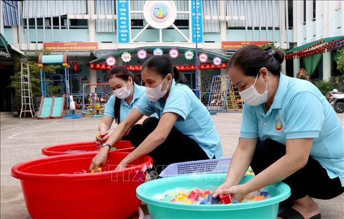 Giáo viên Trường Mầm non Măng Non, phường Long Châu, tỉnh Vĩnh Long vệ sinh các đồ chơi chuẩn bị đón trẻ đến trường.