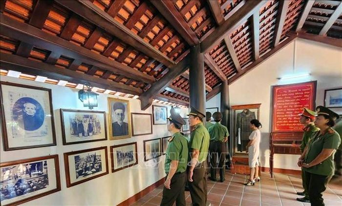 Khách tham quan Nhà lưu niệm cụ Huỳnh Thúc Kháng tại xã Thạnh Bình (thành phố Đà Nẵng). Ảnh tư liệu, minh họa: Trần Tĩnh/TTXVN