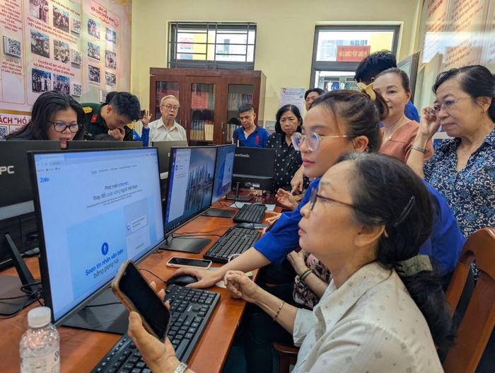Tình nguyện viên hướng dẫn người dân nhận diện nguy cơ mất an toàn thông tin.
