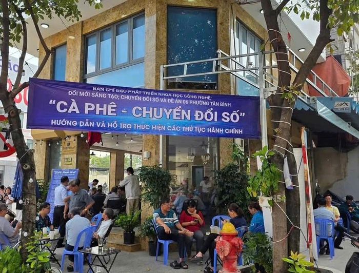 Không gian quán cà phê trở thành lớp học gần gũi, giúp người cao tuổi bớt e ngại công nghệ.
