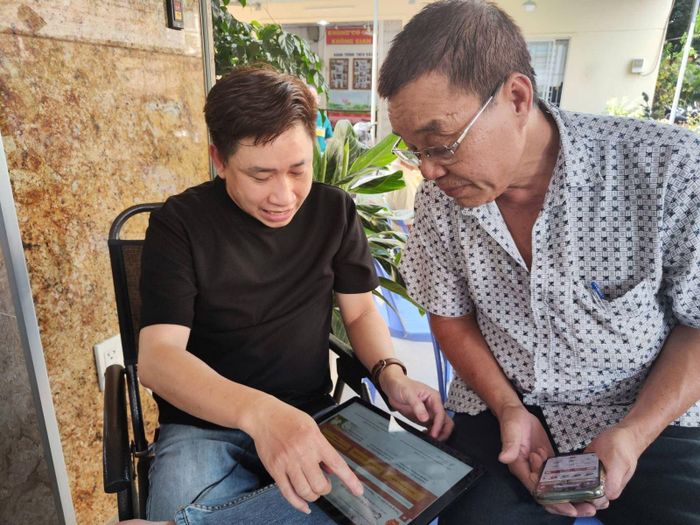 Người cao tuổi thực hành nhiều lần để ghi nhớ thao tác trên điện thoại thông minh.