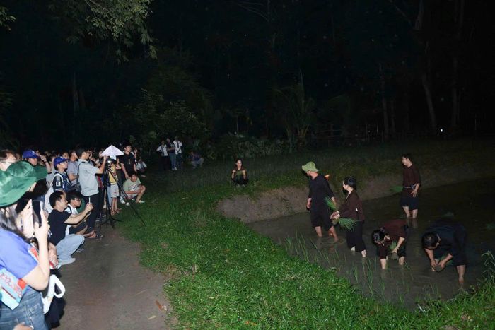 Du khách trải nghiệm không gian tái hiện cuộc sống và hoạt động của quân và dân Củ Chi vào buổi tối trong những năm tháng chiến tranh.