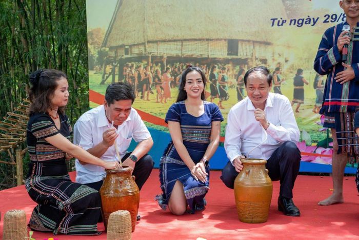 Khu di tích lịch sử Địa đạo Củ Chi tổ chức chương trình giao lưu văn hoá với Tây Nguyên để thu hút du khách trong nước và quốc tế đến tham quan dịp lễ 2/9.