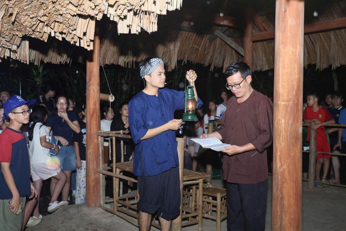 Tour đêm mang đến cho du khách góc nhìn khác về không gian lịch sử tại Khu di tích Địa đạo Củ Chi.
