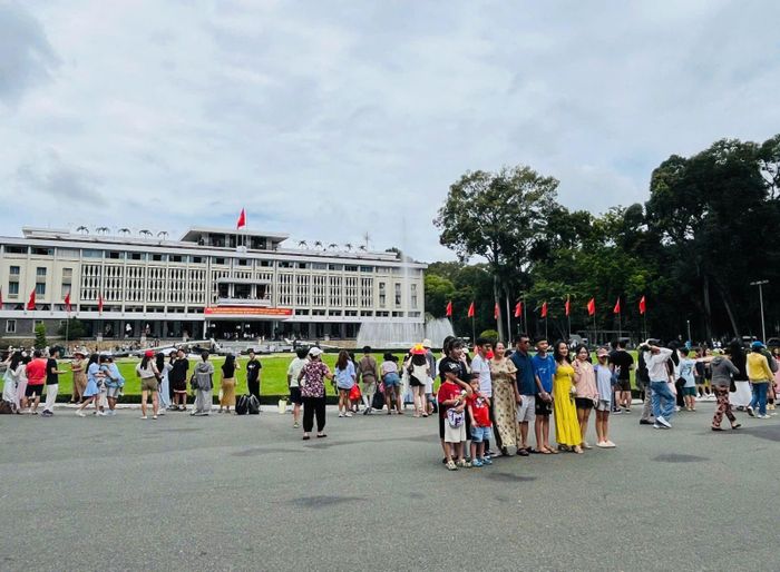 Bên trong khuôn viên Hội trường Thống Nhất.