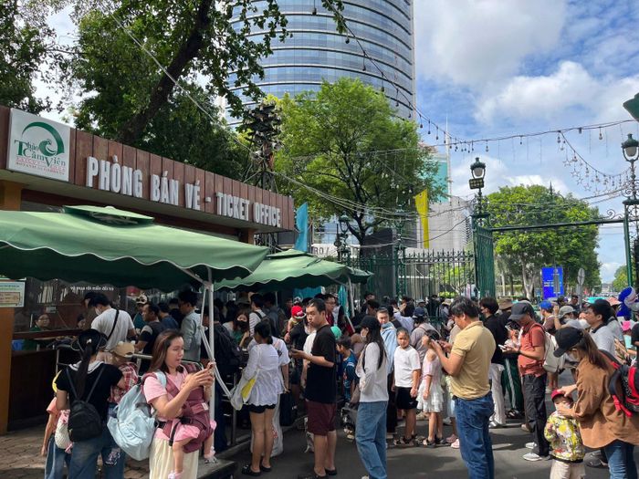 Ngay từ sáng sớm, khu vực bán vé của Thảo cầm viên Sài Gòn đã khá đông đúc.