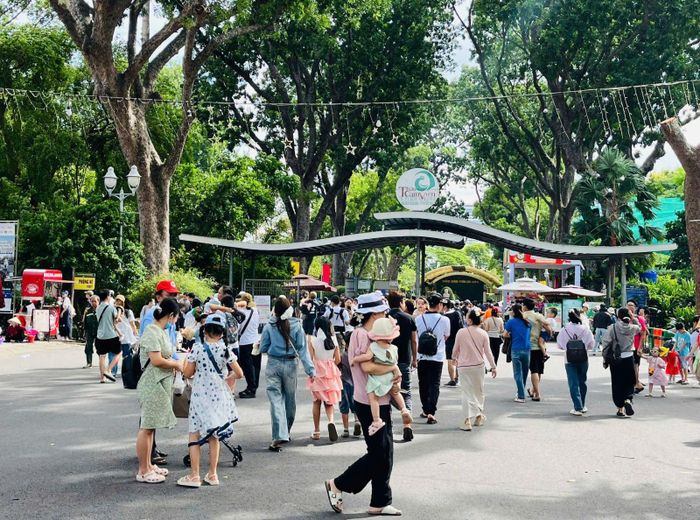 Không gian xanh cùng nhiều điểm chụp ảnh đã khiến Thảo cầm viên Sài Gòn trở thành nơi vui chơi, thư giãn của người dân trong dịp lễ.