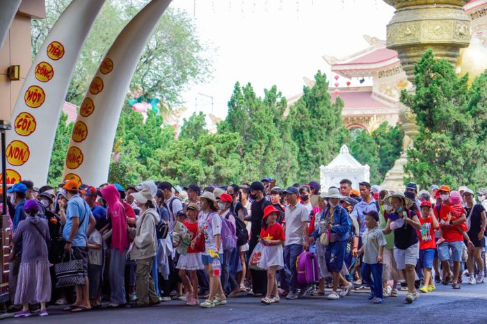 Khu du lịch văn hóa Suối Tiên được đông đảo người dân thành phố và du khách đến vui chơi trong kỳ nghỉ lễ Quốc khánh 2/9.