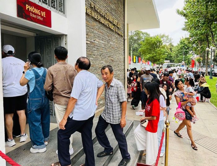 Du khách xếp hàng chờ mua vé vào cổng tại khu vực phía trước Hội trường Thống Nhất TP Hồ Chí Minh (Di tích lịch sử Dinh Độc Lập).
