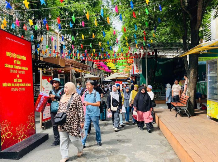 Du khách nước ngoài tham quan tại Đường sách TP Hồ Chí Minh vào sáng 30/8.