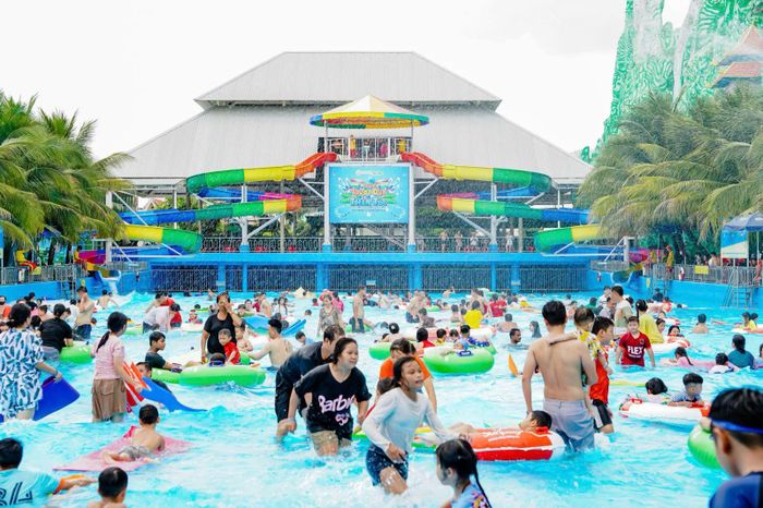 Các trò chơi dưới nước mang đến những phút giây sảng khoái cho du khách trong ngày nghỉ lễ.