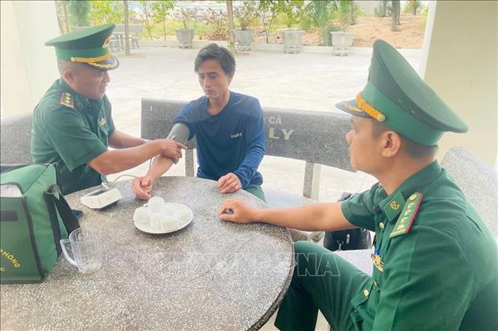 Đồn Biên phòng Hòa Hiệp Nam thăm hỏi, chăm sóc ngư dân gặp nạn. Ảnh: TTXVN phát