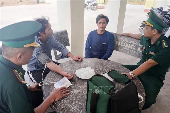 Đồn Biên phòng Hòa Hiệp Nam thăm hỏi, chăm sóc ngư dân gặp nạn. Ảnh: TTXVN phát