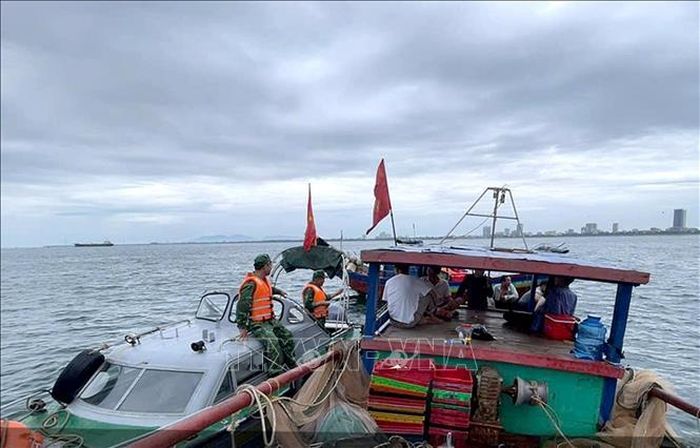 Đến 5 giờ 30 phút cùng ngày, toàn bộ 4 thuyền viên vào bờ an toàn, sức khỏe và tinh thần của các nạn nhân đã ổn định. Ảnh: TTXVN phát