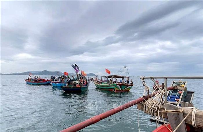 Do thời tiết xấu, đến 15 giờ, ngày 30/8, lực lượng chức năng mới chỉ trục vớt được 1 tàu cá, phương tiện còn lại vẫn chưa thể đưa vào bờ. Ảnh: TTXVN phát