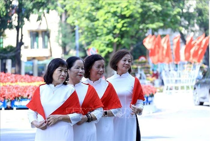 Người dân chụp ảnh lưu niệm trước khu vực cổng Bộ Ngoại giao. Ảnh: Tuấn Anh/TTXVN