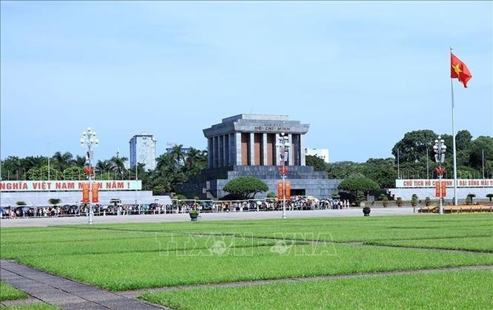 Đông đảo người dân vào viếng Lăng Chủ tịch Hồ Chí Minh. Ảnh: Tuấn Anh/TTXVN