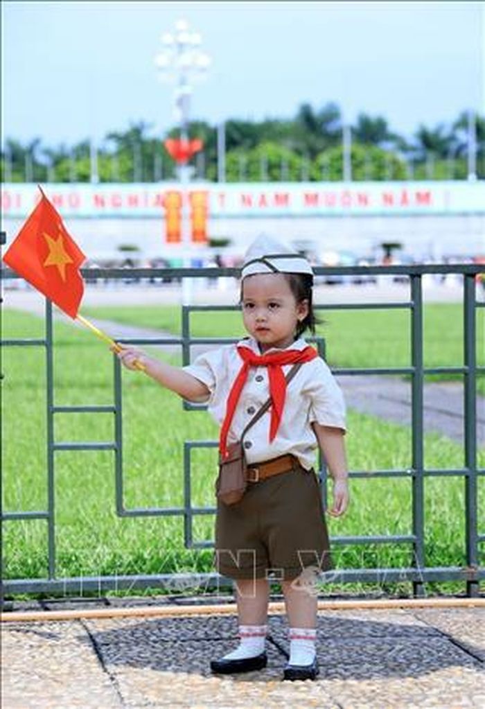 Một em bé chụp ảnh trước Lăng Bác. Ảnh: Tuấn Anh/TTXVN