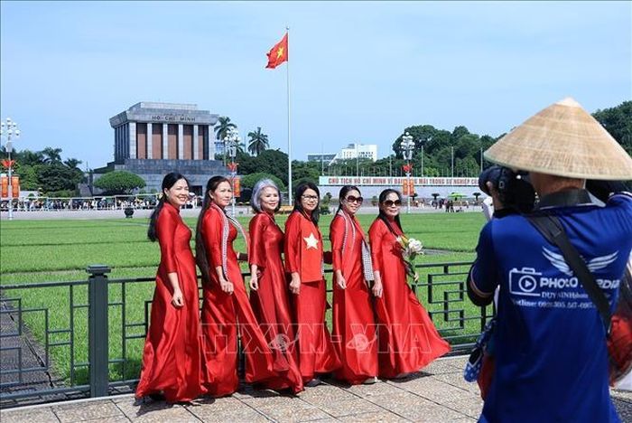 Người dân chụp ảnh lưu niệm trước Lăng Bác. Ảnh: Tuấn Anh/TTXVN