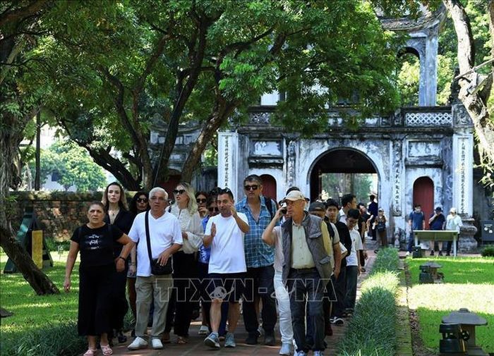 Các du khách nước ngoài tham quan khu di tích Văn Miếu - Quốc Tử Giám. Ảnh: Tuấn Anh/TTXVN