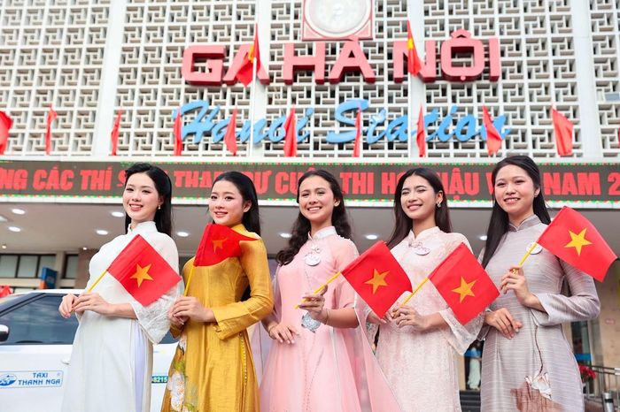 Các thí sinh chụp ảnh lưu niệm.